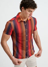 A man wearing the ST33LE navy and red arrow stripe open-knit short-sleeve button-down shirt.