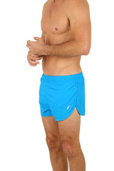 UZZI EN COURTE COURTE