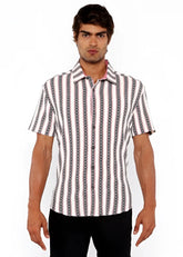 A man wearing a zigzag stripe open stretch knit short-sleeved shirt with white black and gray chain-like patterns