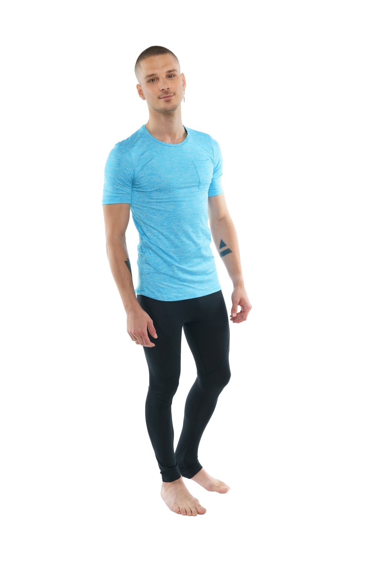 A man wearing a coral heather perfect pocket crew neck tee in light blue with black athletic leggings