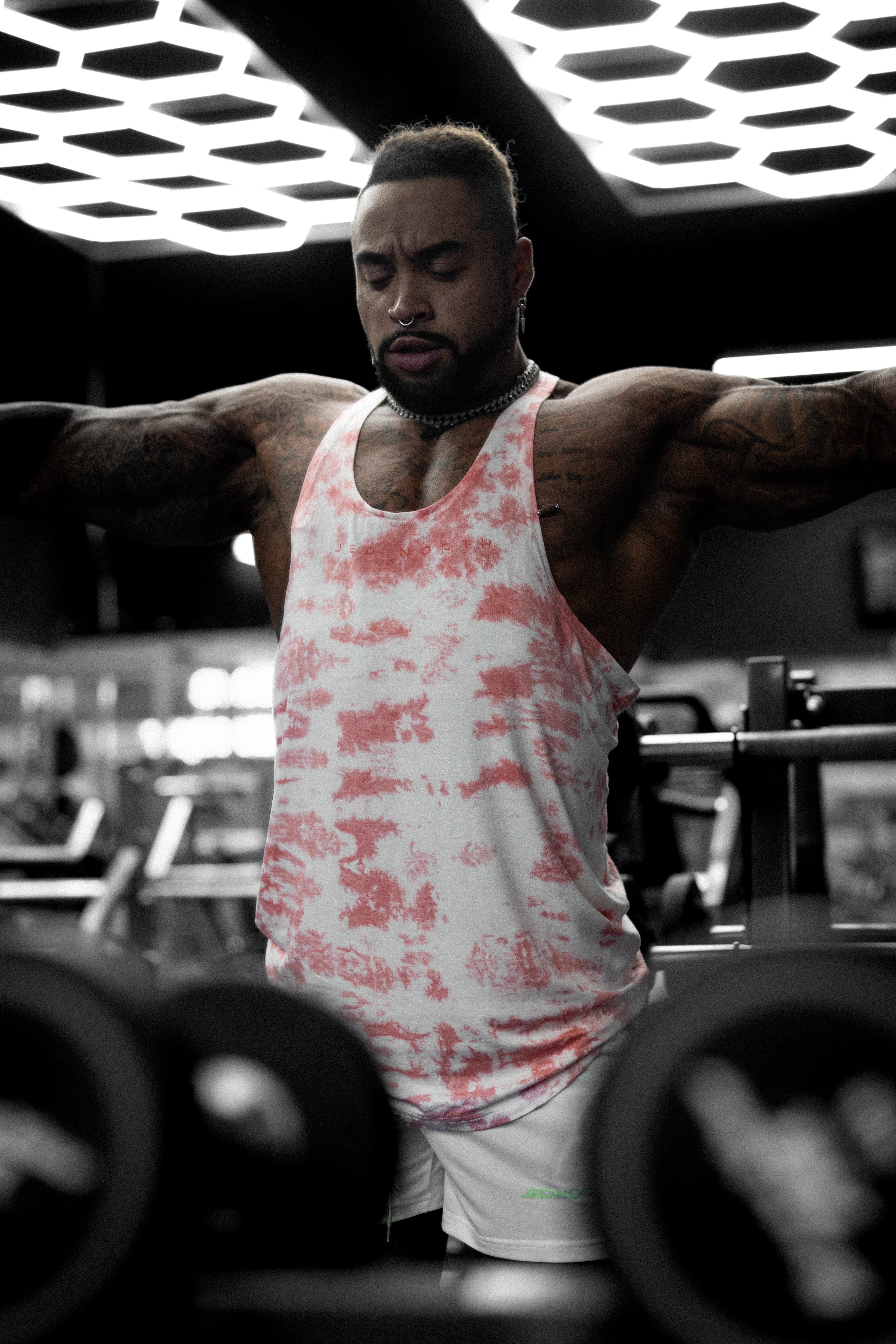 Jed North Herren Classic Bodybuilding Racerback Stringer - Rot Tie-Dye