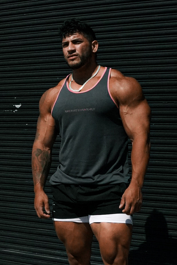 Jed North Herren schnelltrocknendes Bodybuilding-Workout-Stringer-Tanktop - Grau mit pinkfarbenem Besatz