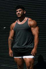 Jed North Herren schnelltrocknendes Bodybuilding-Workout-Stringer-Tanktop - Grau mit pinkfarbenem Besatz