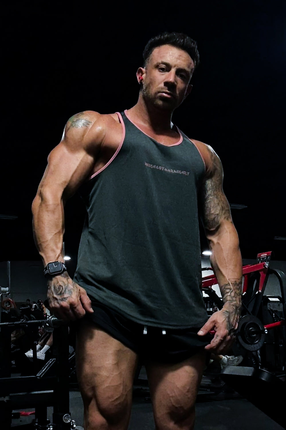 Jed North Herren schnelltrocknendes Bodybuilding-Workout-Stringer-Tanktop - Grau mit pinkfarbenem Besatz