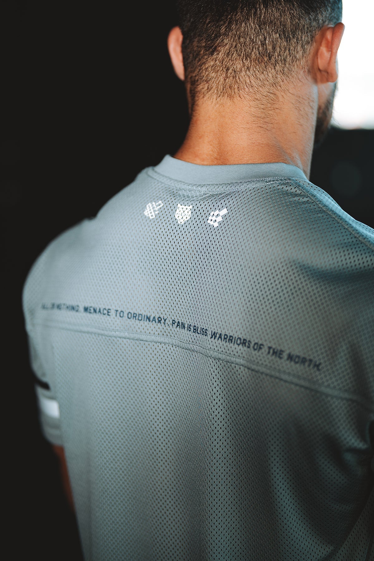 Maillot à col en V Jed North Warrior pour homme - Gris