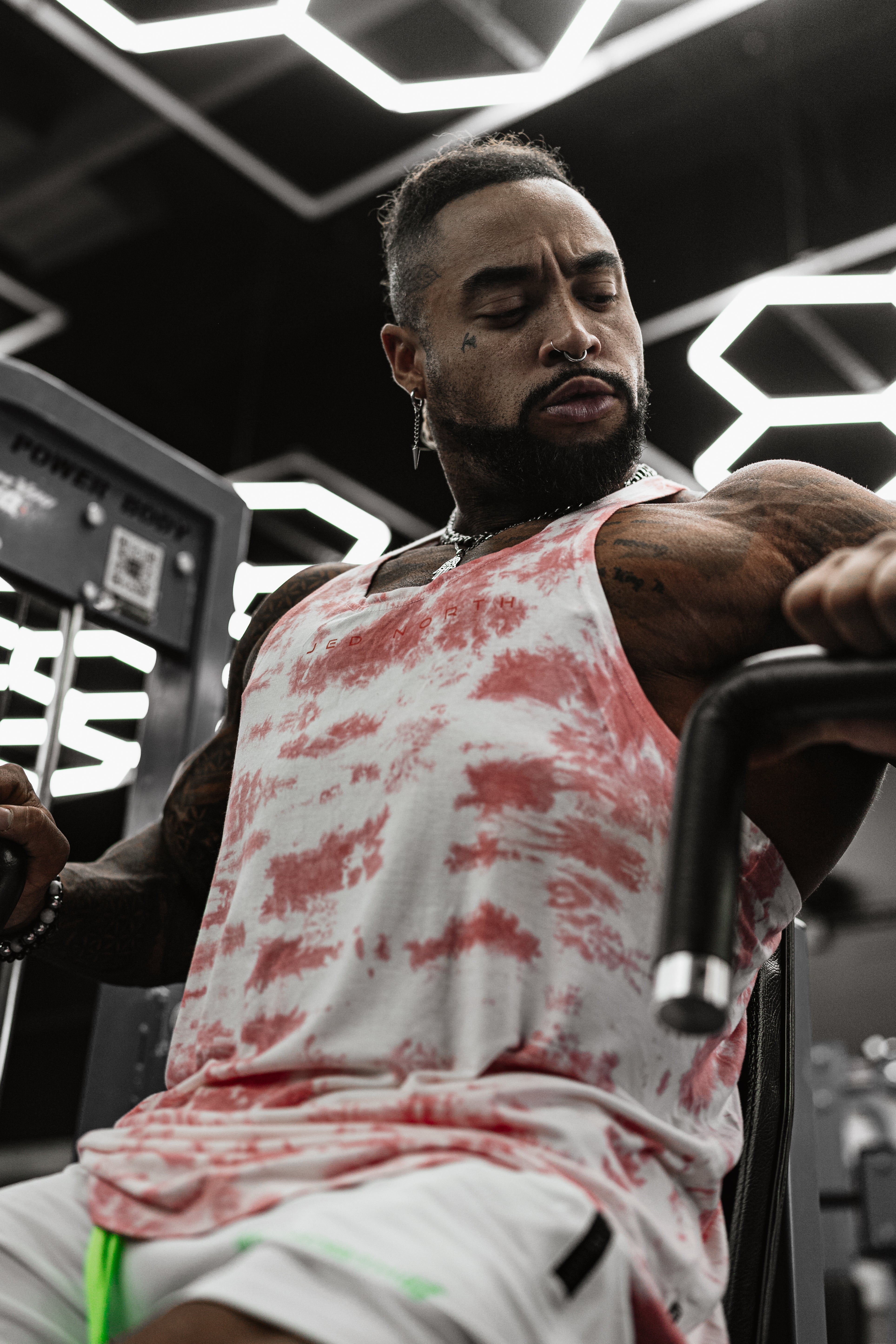 Jed North Herren Classic Bodybuilding Racerback Stringer - Rot Tie-Dye