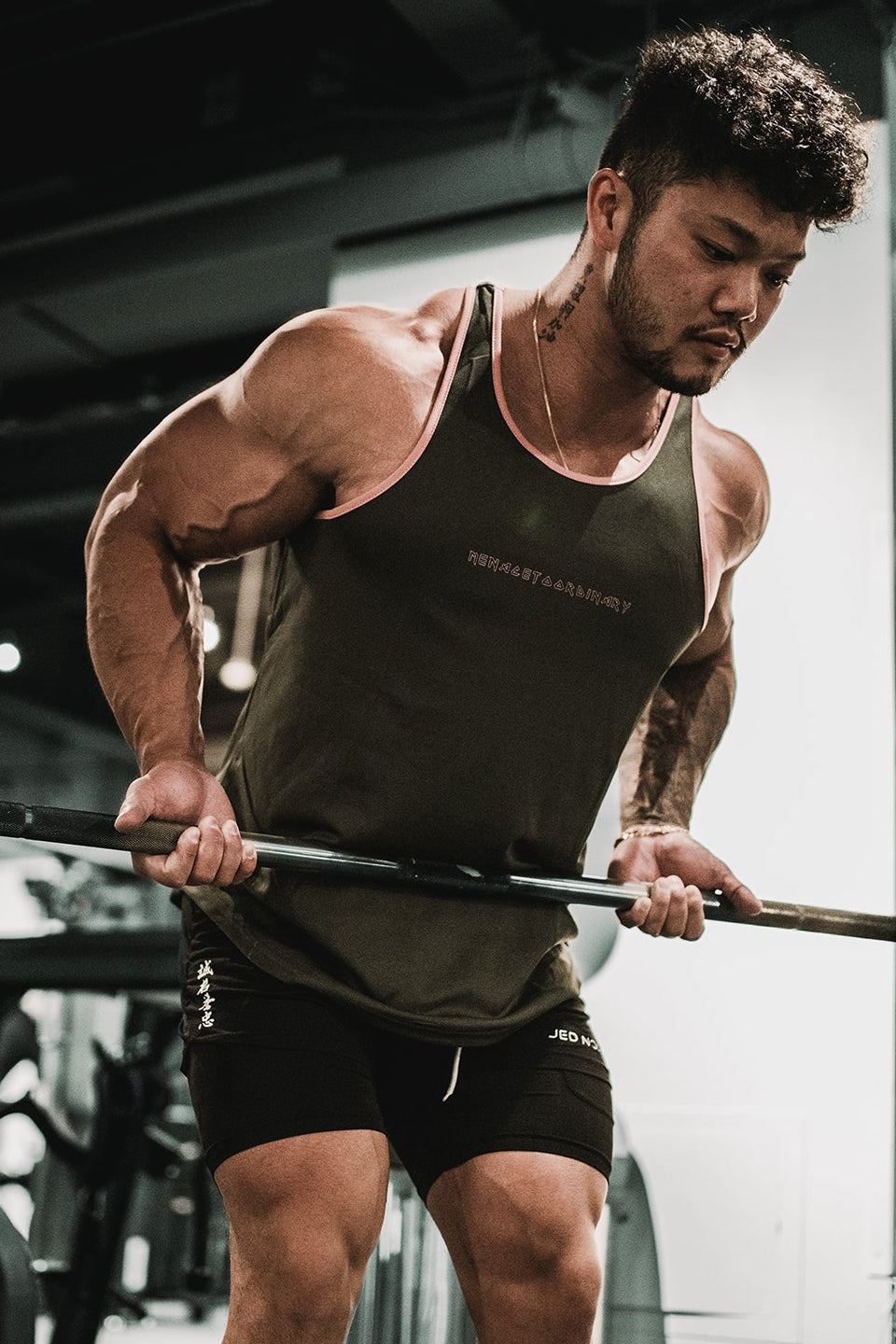 Jed North Herren schnelltrocknendes Bodybuilding-Workout-Stringer-Tanktop - Grau mit pinkfarbenem Besatz