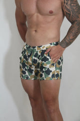 Camouflage fleece shorts in green beige and black with a drawstring waistband made of soft fleece material