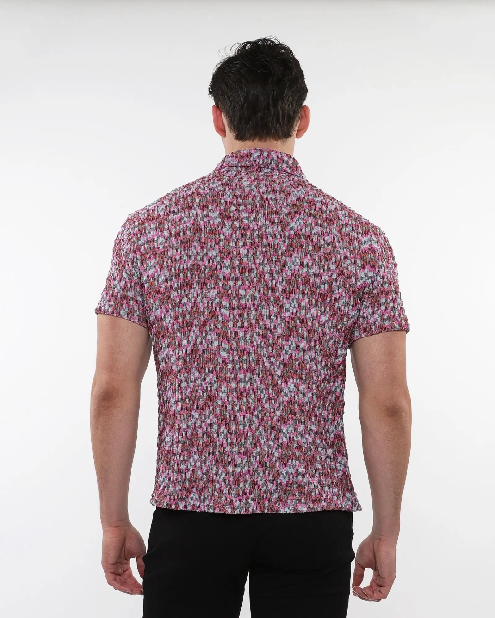A man wearing a crinkle knit short sleeve shirt with a marled pink gray and white textured pattern
