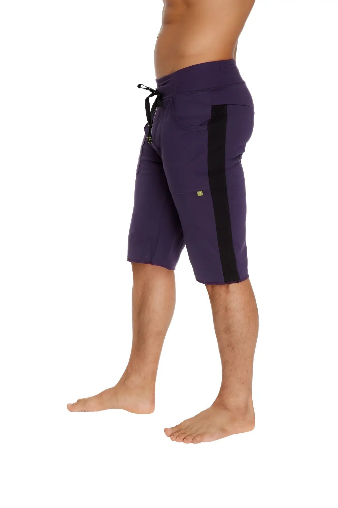 Eco-track short in eggplant with a black side stripe and drawstring waistband made of eco-friendly fabric