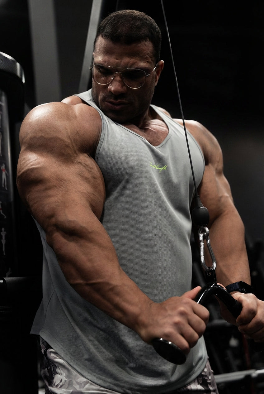 Jed North Herren Fast-Dry Bodybuilding Workout Stringer – Hellgrau mit Neon-Logo