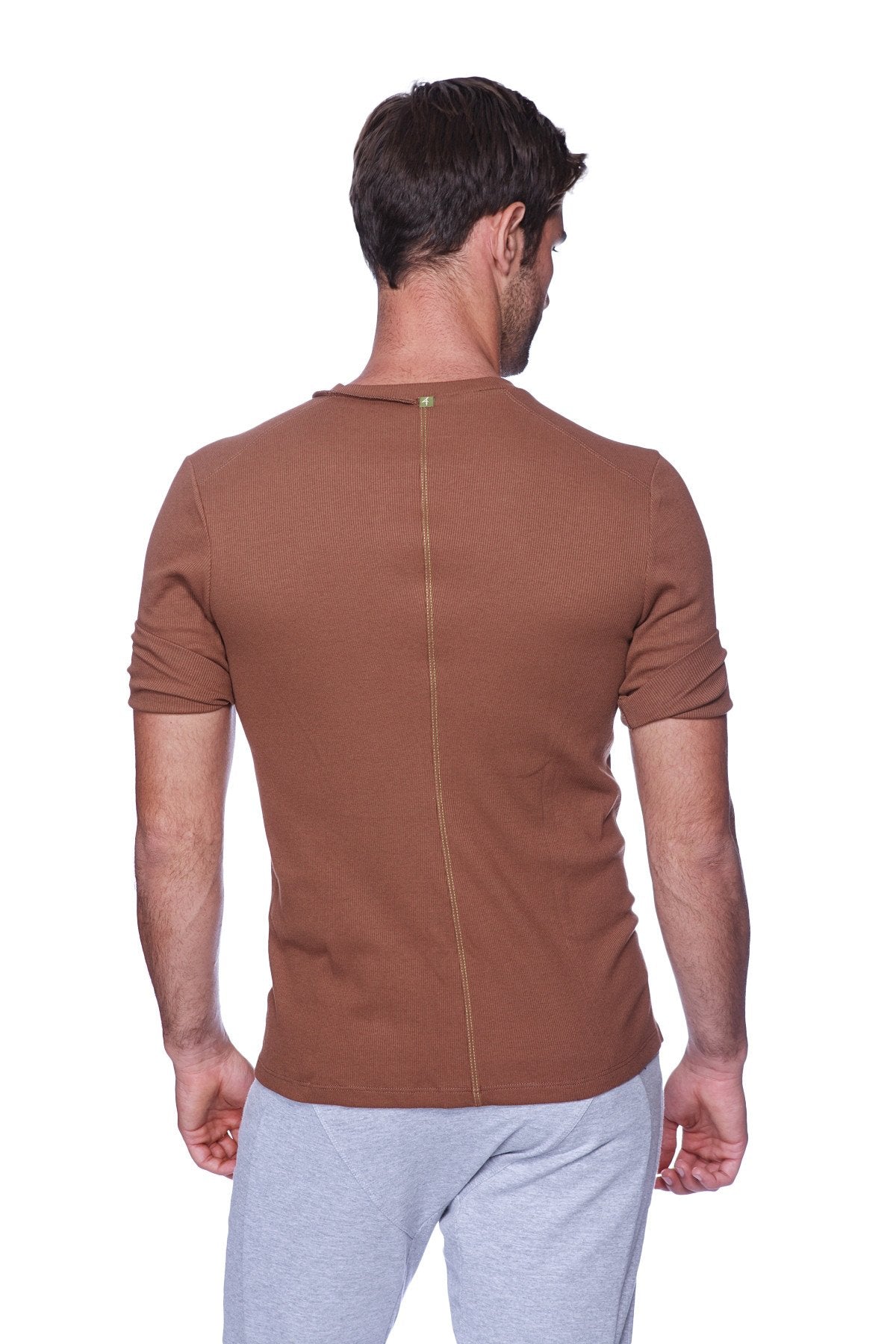 Brown ribbed hybrid v-neck short-sleeve t-shirt with central back zipper detail in chocolate color