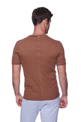 Brown ribbed hybrid v-neck short-sleeve t-shirt with central back zipper detail in chocolate color
