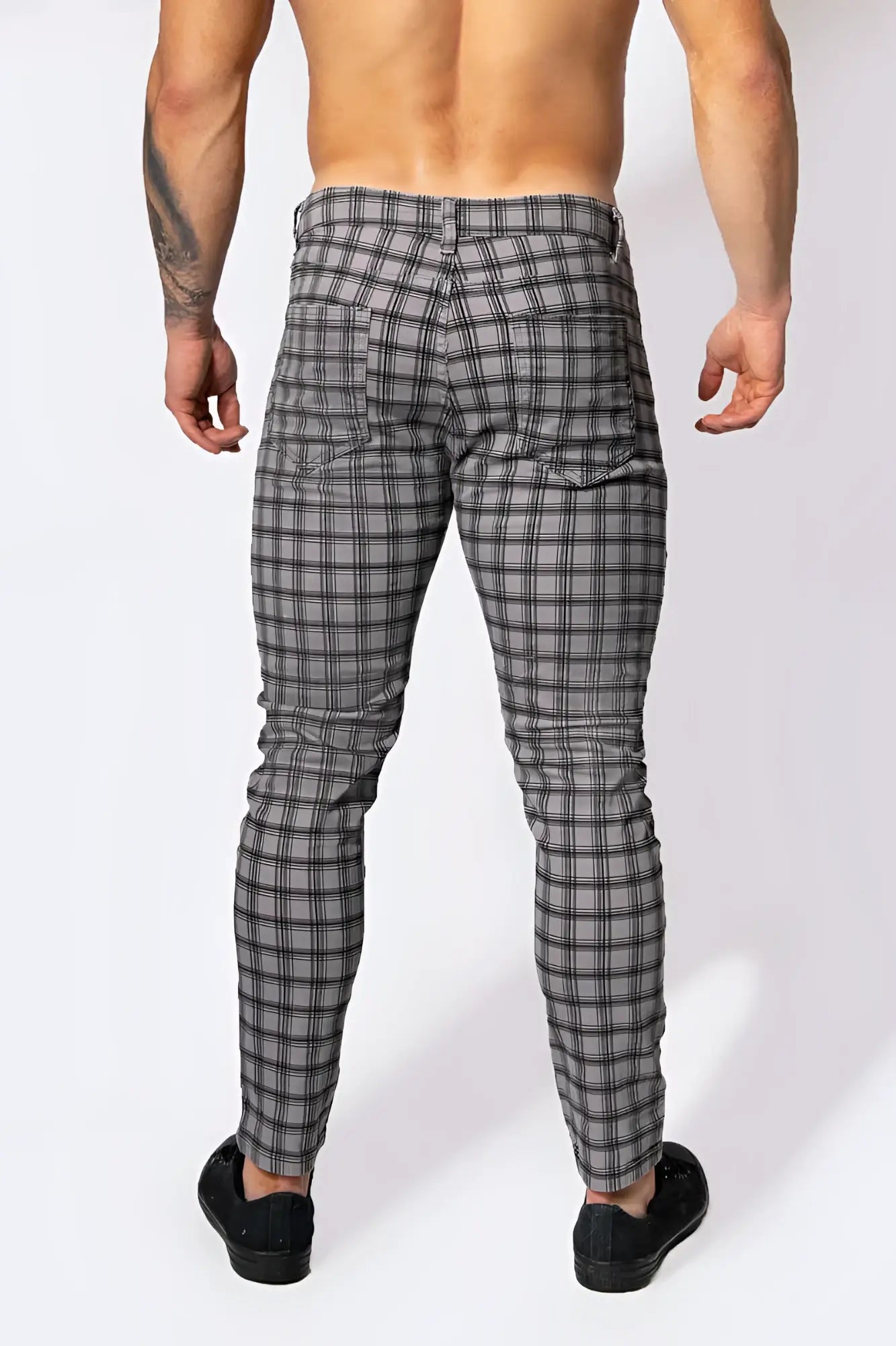 Black and gray plaid slim-fit trousers made from grid fabric by Jed North embassy grid pants grey jnbtm066 size m