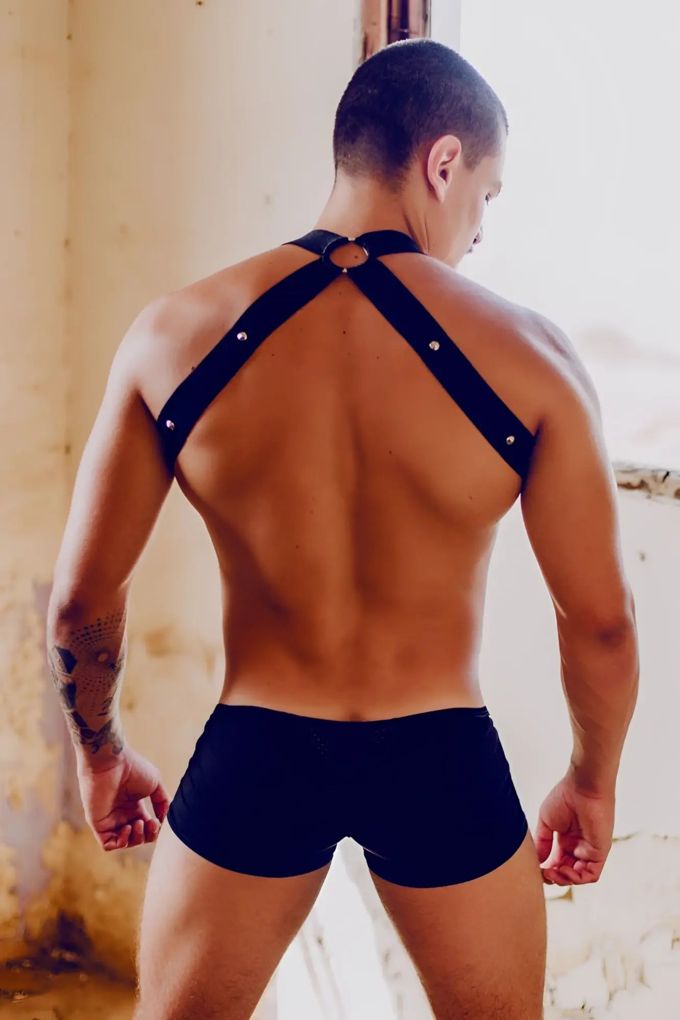 Malebasics dmblo5 dngeon crossback harness in black leather with silver hardware and central circular buckle