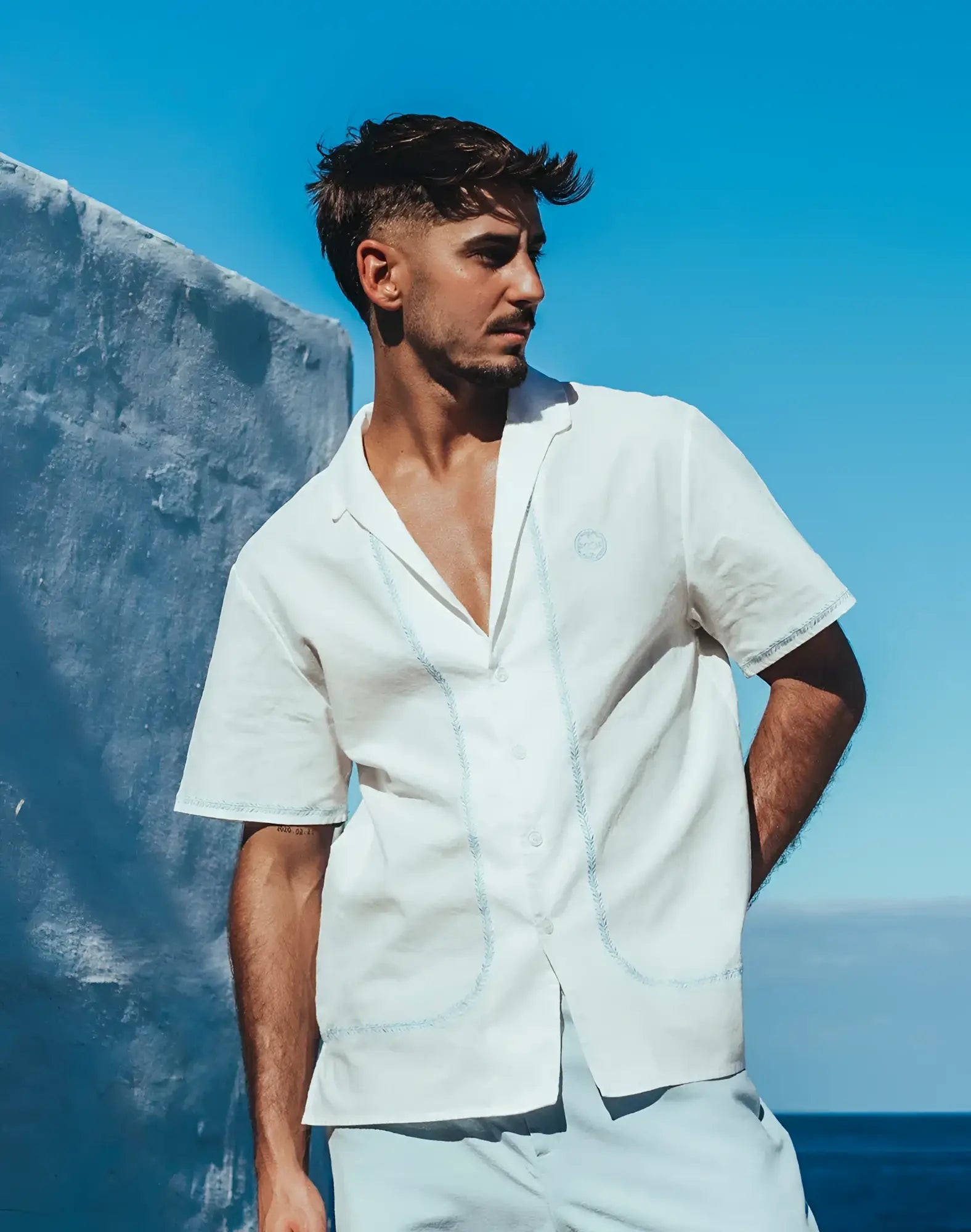 White santorini linen shirt with short sleeves and light blue stitching details on front side