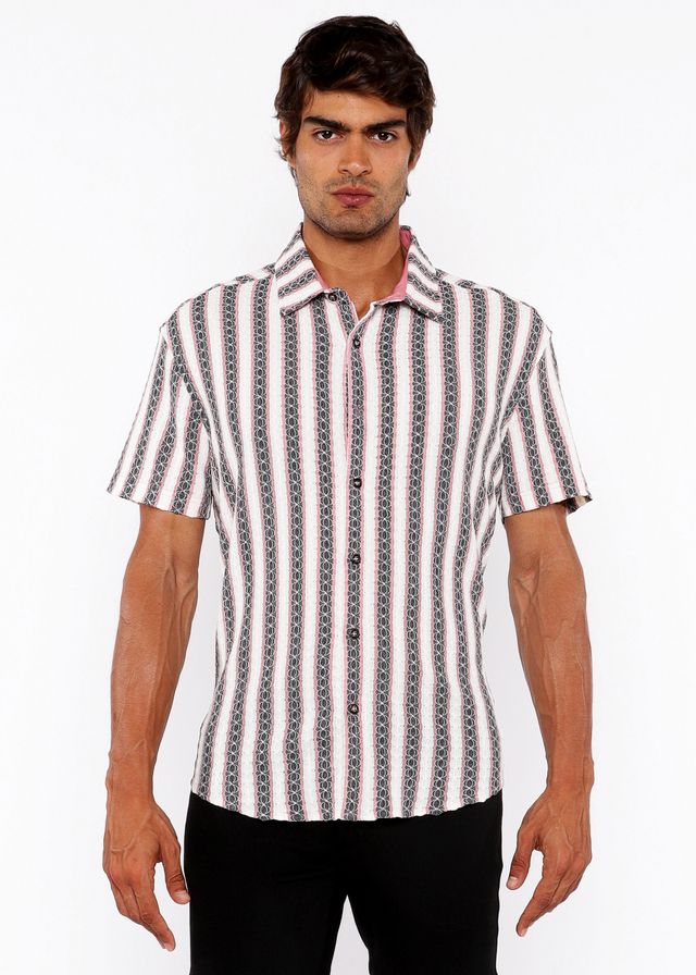 A man wearing a zigzag stripe open stretch knit short-sleeved shirt with white black and gray chain-like patterns