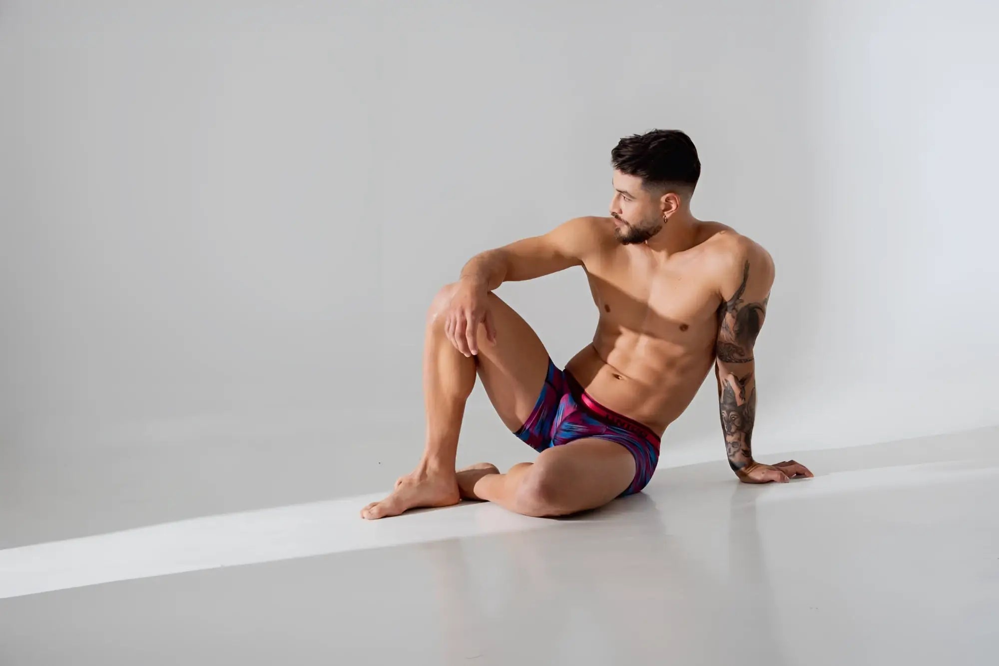 Men’s Unico 24020100112 Yute trunks in vibrant purple red and blue pattern with matching elastic waistband